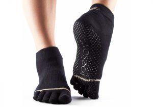 Чёрные носки для йоги с закрытыми пальцами