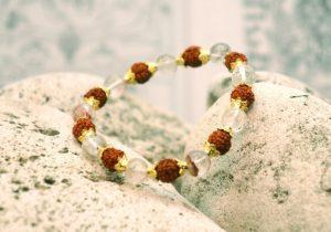 Браслет из бусин Рудракши, латуни и горного хрусталя